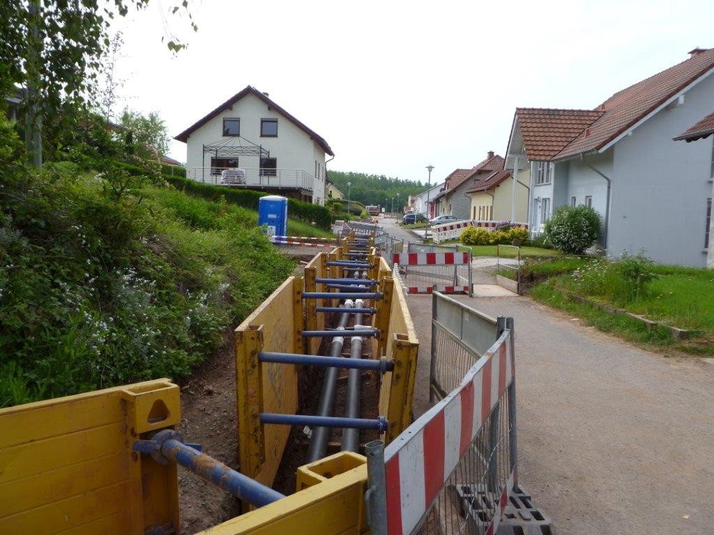 Dörrenbach, Auf der Nill, Grabarbeiten mit Rohrverlegung  