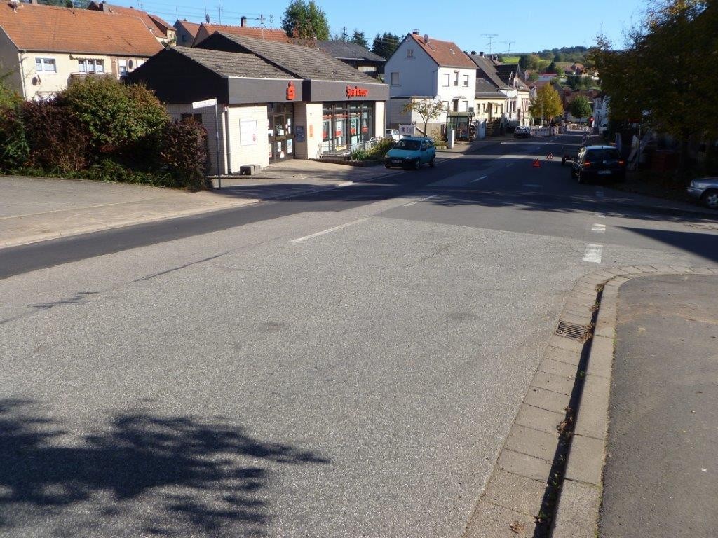 Fürth, Teilfertigstellung Dörrenbacherstraße mit neuer Teerdecke