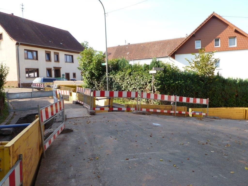 Dörrenbach, Kreuzungsbereich Dorfstraße, Schmiedegass Tiefbauarbeiten mit Rohrverlegung