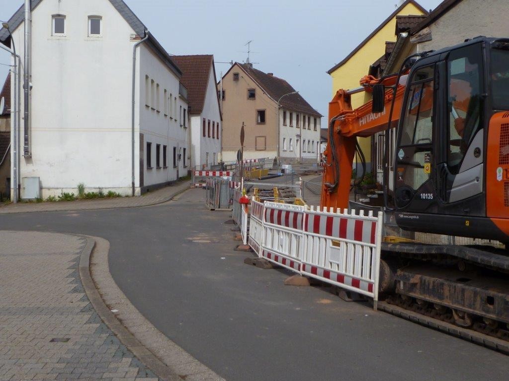 Fürth, Dorfstraße, Tiefbauarbeiten mit Rohrverlegung 