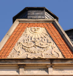 Sonnensymbolik am Giebel der Breitscheidstraße 136, Plauen