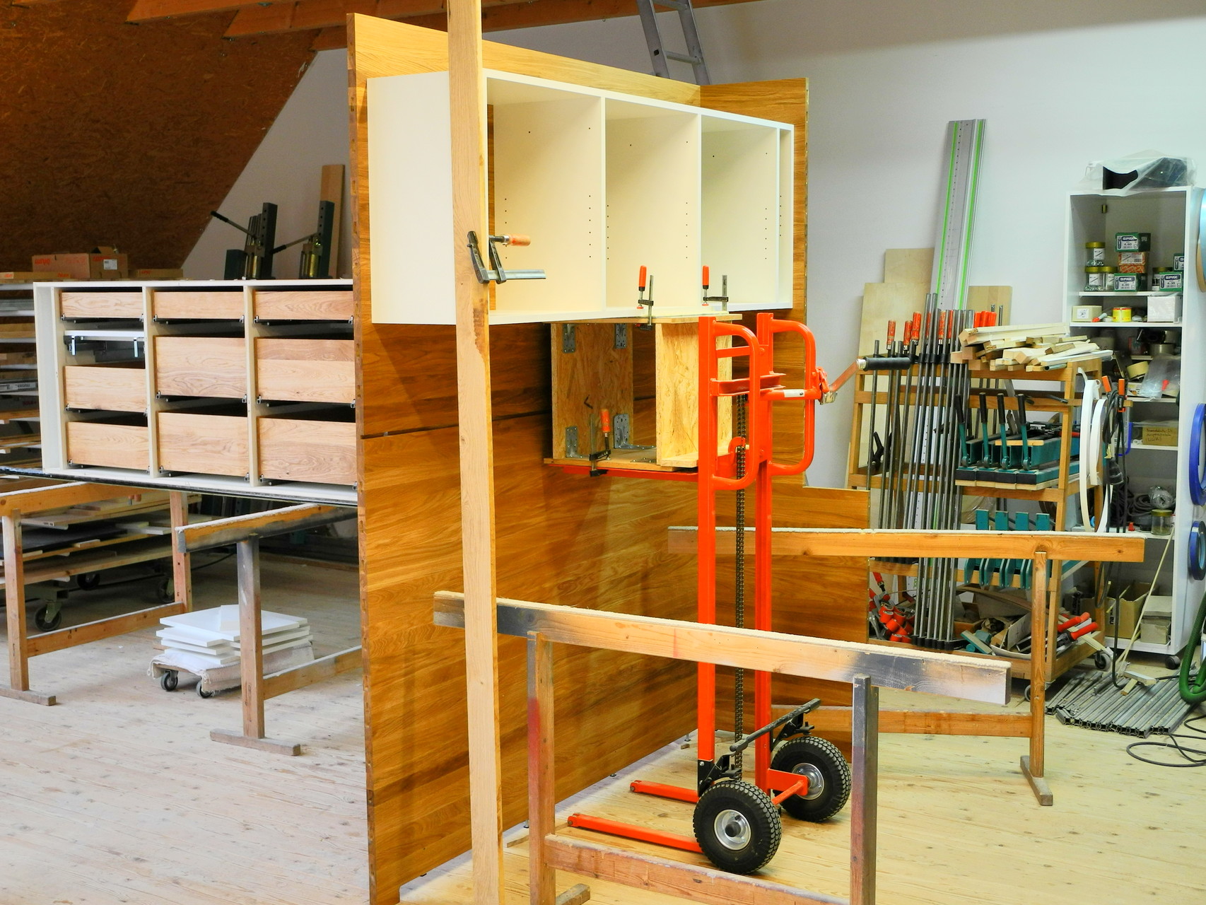 Probeaufbau in der Werkstatt, Hängeschrank an Massivholzrückwand