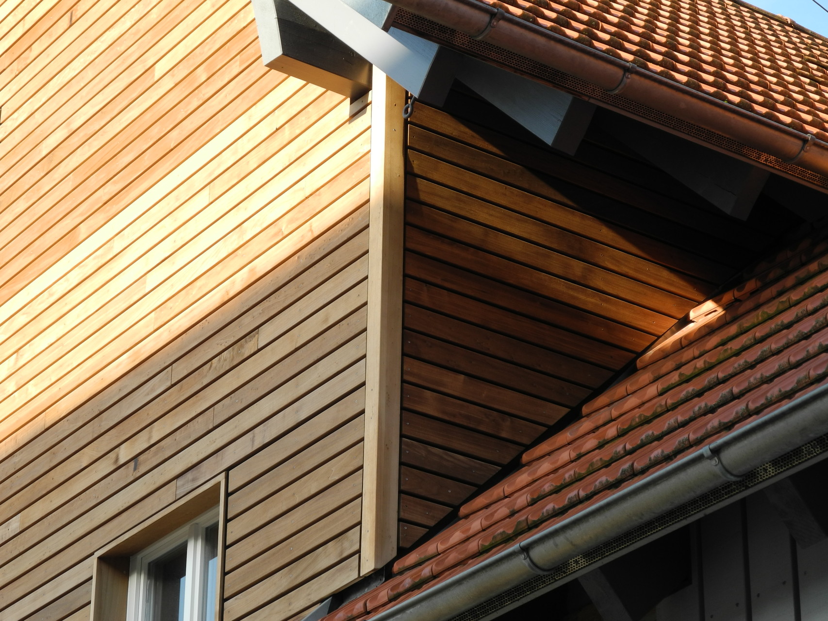 Lamellenfassade mit offenen Fugen auf Aussendämmung (Zelluloseflocken u. Holzfasermatten), unbehandelt
