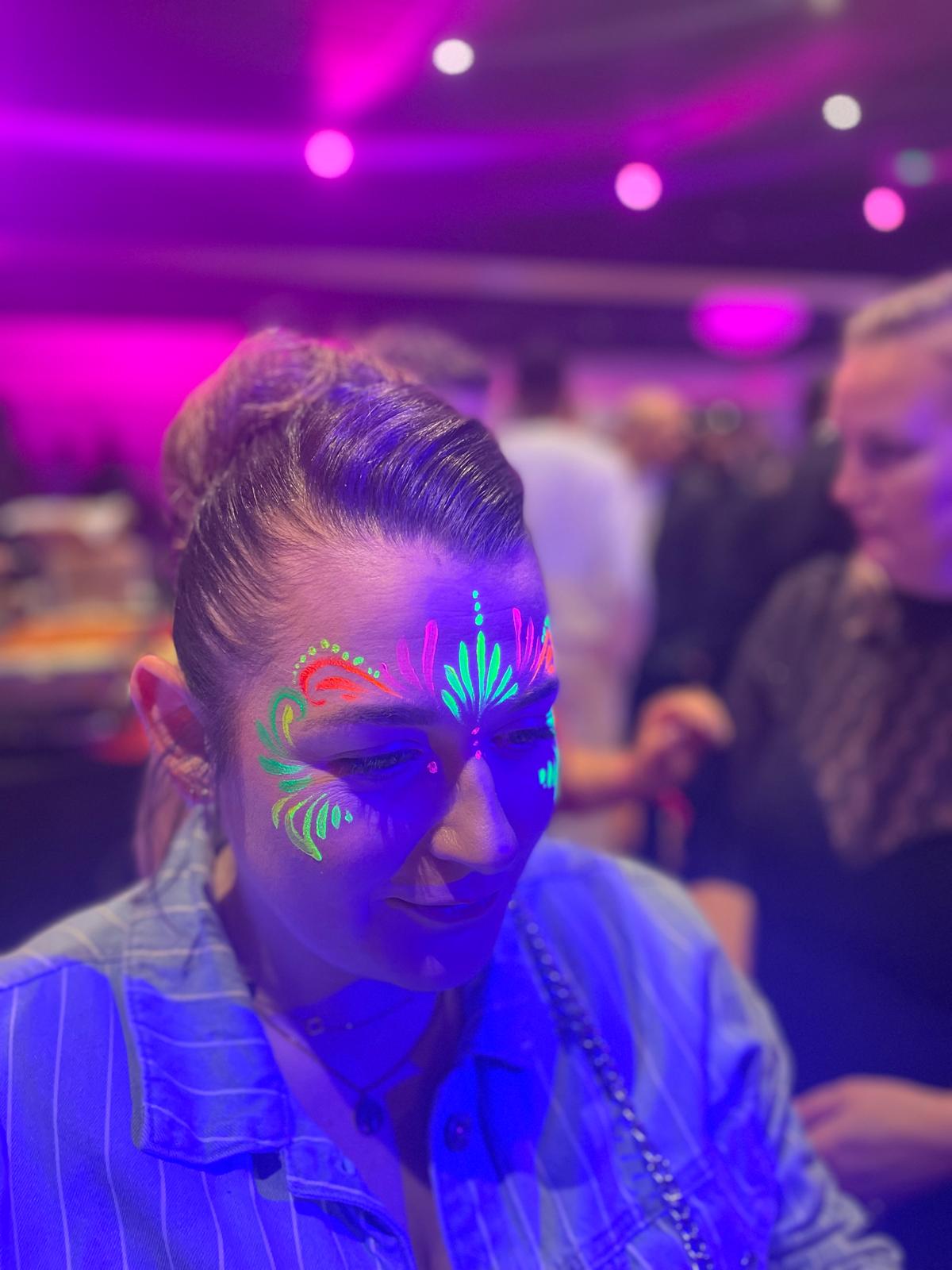 maquillage phosphorescent sous UV