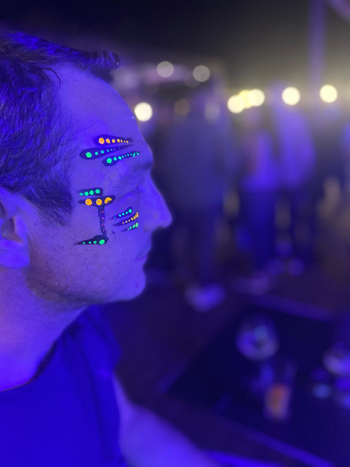 Maquillage fluo garcon phosphorescent