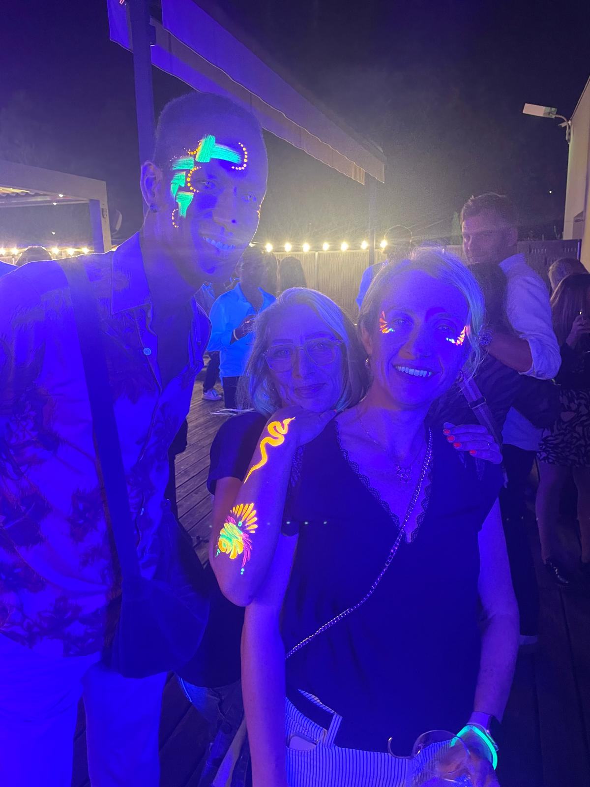 Groupe maquillé pour soirée UV