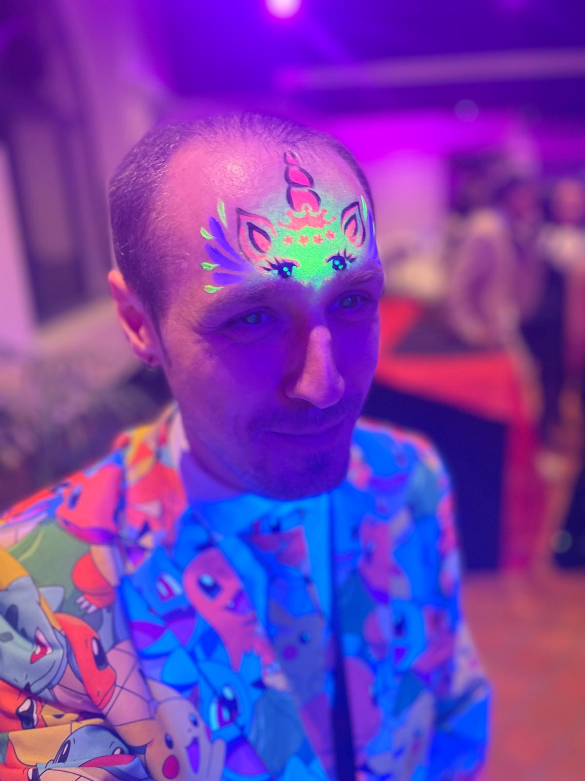 Makeup UV sous lumière noire