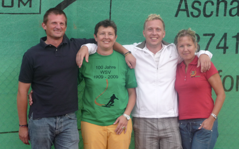 Tennis-Stadtmeister 2009: Klaus Reitzmann (Herren 40B), Tanja Eschmann (Damen 40), Stefan Kraus (Herren B/30B) sowie Eva Frai (Damen 30B).
