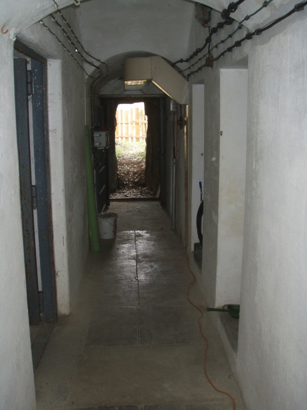 Eingangsbereich Innen - links der Eingang in den Bunker, rechts die Toiletten
