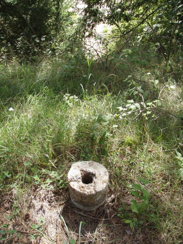 Halterung für die Funkantenne mit Anschluss an das Innere des Bunkers