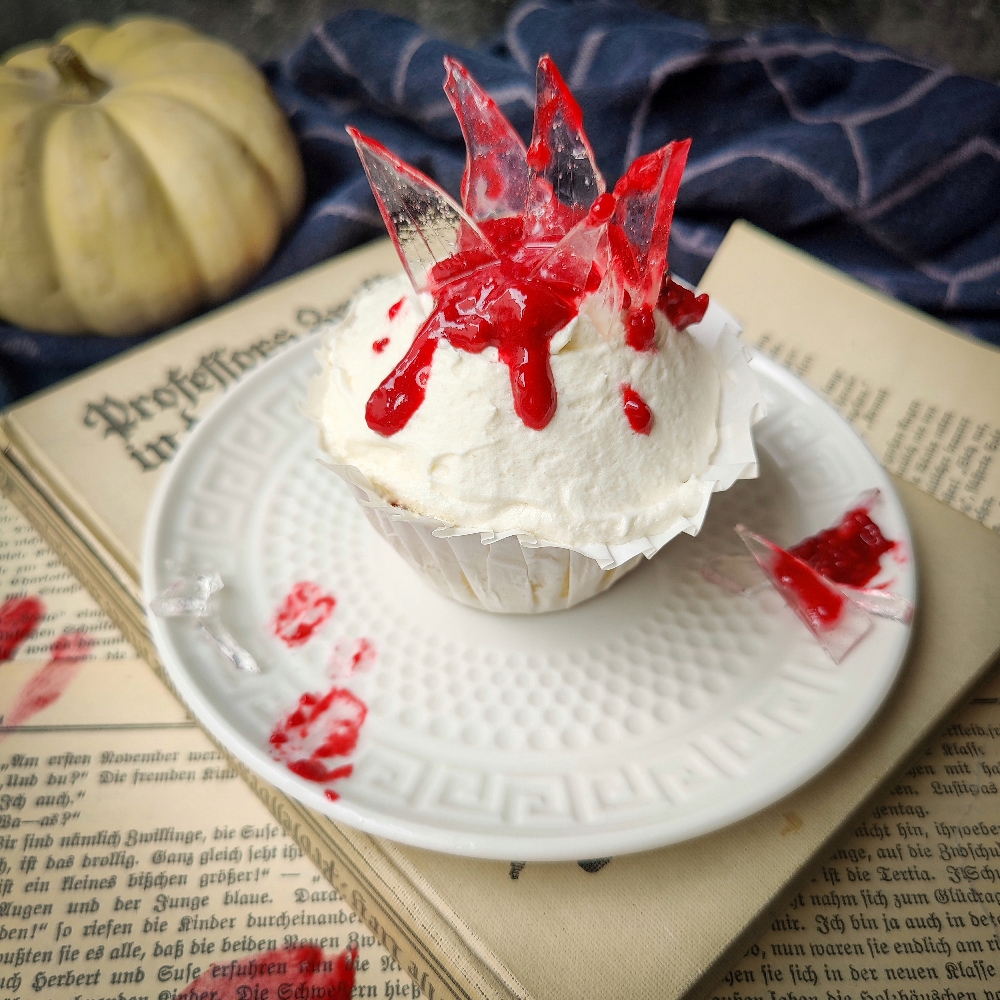 Halloween Himbeer -Kokos Cupcakes mit Isomaltscherben