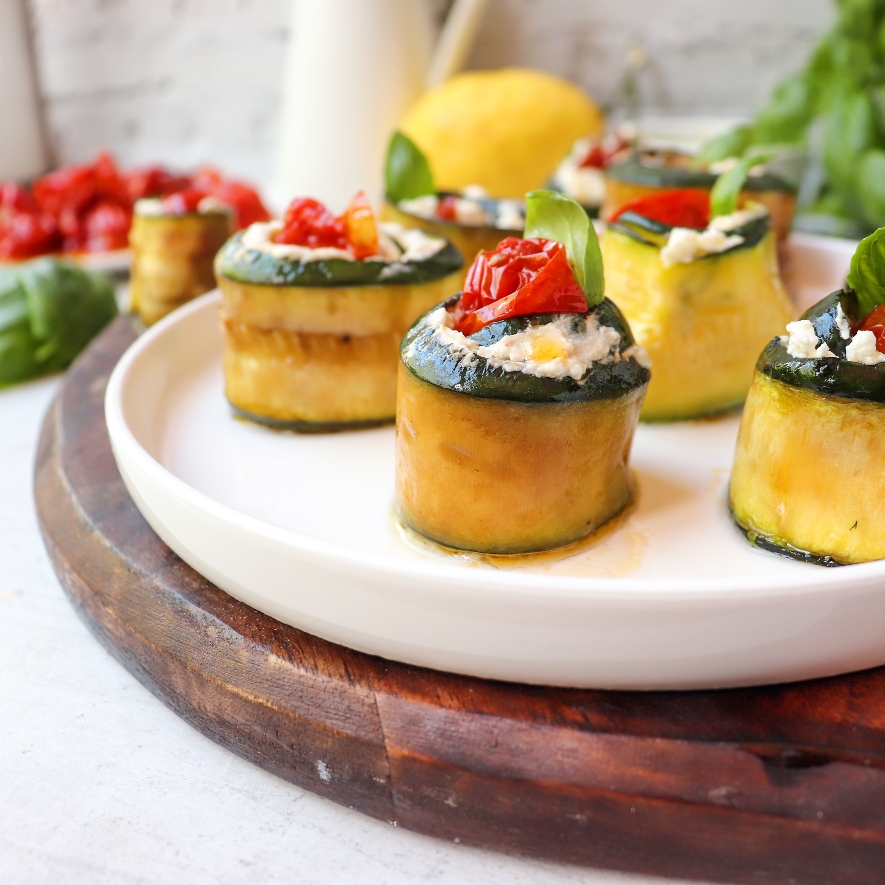Zucchini Röllchen und Basilikum-Frischkäse mit gerösteten Tomaten ...