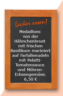 Mittagstisch: Medaillons von der Hähnchenbrust mit frischen Basilikum mariniert auf Farfallenudeln mit Pelatti-Tomatensauce und Möhren-Erbsengemüse.