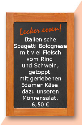 Mittagstisch: Italienische Spagetti Bolognese mit viel Fleisch vom Rind und Schwein, getoppt mit geriebenen Edamer Käse dazu unseren Möhrensalat.