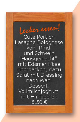 Gute Portion Lasagne Bolognese von  Rind und Schwein "Hausgemacht" mit Edamer Käse überbacken, dazu Salat mit Dressing nach Wahl Dessert: Vollmilchjoghurt mit Himbeeren