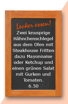 Mittagtisch: Zwei knusprige Hähnchenschlegel aus dem Ofen mit Steakhouse Fritten dazu Mayonnaise oder Ketchup und einen grünen Salat mit Gurken und Tomaten.