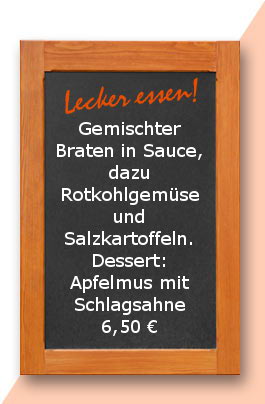 Mittagstisch: Gemischter Braten in Sauce, dazu Rotkohlgemüse und Salzkartoffeln. Dessert: Apfelmus mit Schlagsahne
