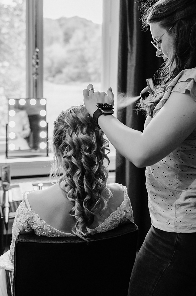 bruidskapsel wordt gefixeerd met haarlak-huwelijksfotografie-trouwreportage-byFotografils-IlseWagemakers-Fotograaf gevestigd in Essen