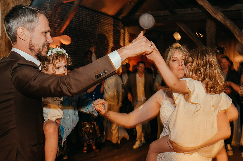 huwelijkspaar danst samen met hun kinderen op de arm-huwelijksfotografie-trouwreportage-byFotografils-IlseWagemakers-Fotograaf gevestigd in Essen