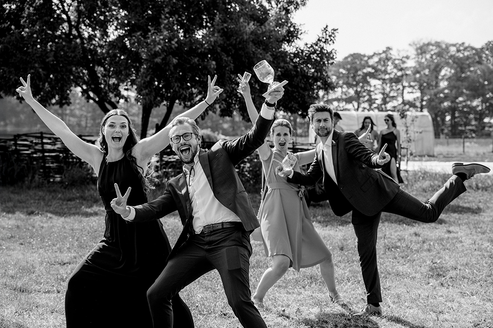 gasten op een huwelijksreceptie maken plezier en poseren guitig-huwelijksfotografie-trouwreportage-byFotografils-IlseWagemakers-Fotograaf gevestigd in Essen