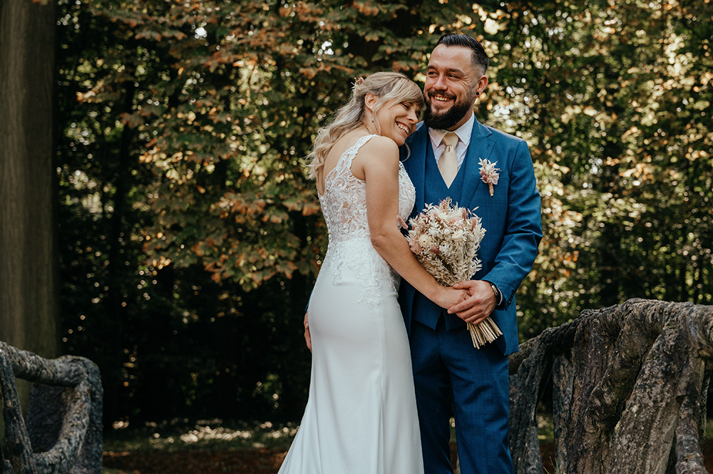 bruid en bruidegom knuffelen en lachen-huwelijksfotografie-trouwreportage-byFotografils-IlseWagemakers-Fotograaf gevestigd in Essen