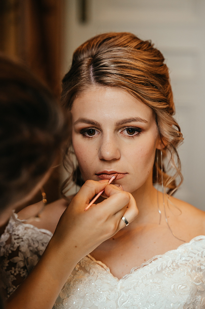 bruid wordt opgemaakt-huwelijksfotografie-trouwreportage-byFotografils-IlseWagemakers-Fotograaf gevestigd in Essen