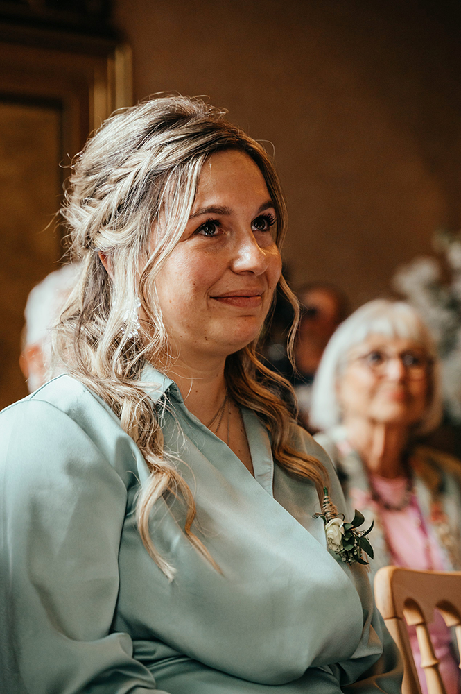 gaste kijkt met vochtige ogen toe-huwelijksfotografie-trouwreportage-byFotografils-IlseWagemakers-Fotograaf gevestigd in Essen