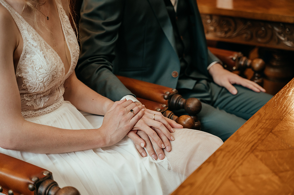 close-up van de handen van het bruidspaar tijdens een burgerlijke plechtigheid-huwelijksfotografie-trouwreportage-byFotografils-IlseWagemakers-Fotograaf gevestigd in Essen