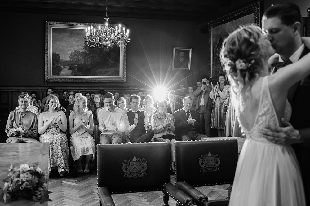 overzichtsfoto van de gasten tijdens een burgerlijke plechtigheid-huwelijksfotografie-trouwreportage-byFotografils-IlseWagemakers-Fotograaf gevestigd in Essen