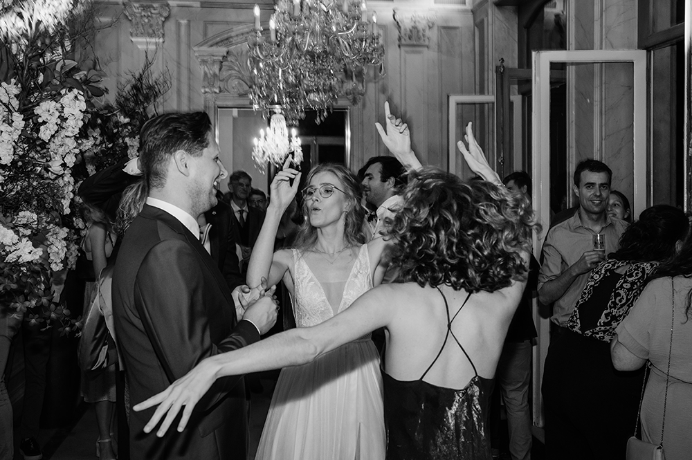 bruidspaar met de gasten aan het dansen op het huwelijksfeest-huwelijksfotografie-trouwreportage-byFotografils-IlseWagemakers-Fotograaf gevestigd in Essen