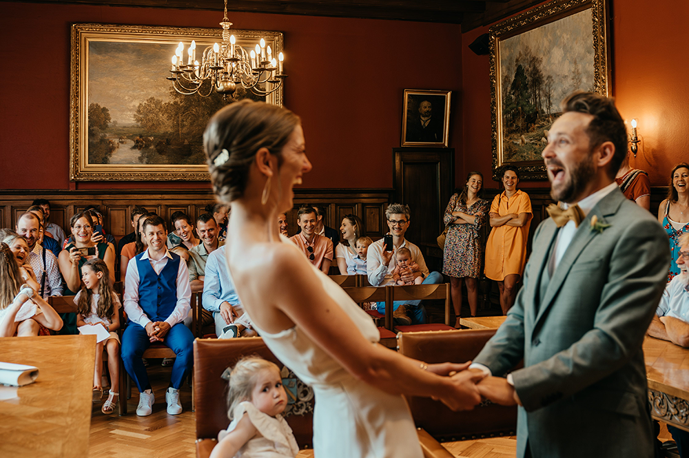 foto van lachend publiek tijdens een burgerlijk huwelijk-huwelijksfotografie-trouwreportage-byFotografils-IlseWagemakers-Fotograaf gevestigd in Essen