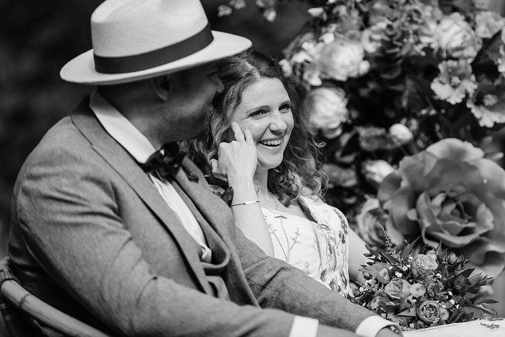 bruid zit te lachen tijdens de ceremonie-huwelijksfotografie-trouwreportage-byFotografils-IlseWagemakers-Fotograaf gevestigd in Essen