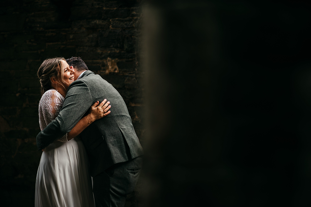bruidspaar knuffelt innig in de abdij van Villers-huwelijksfotografie-trouwreportage-byFotografils-IlseWagemakers-Fotograaf gevestigd in Essen
