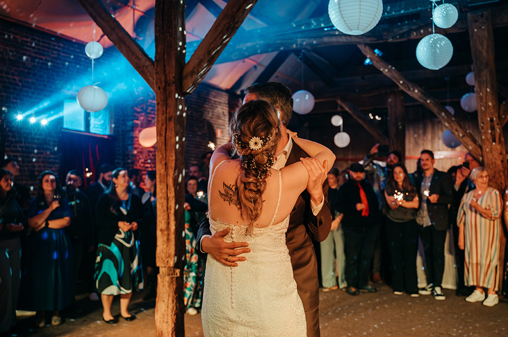 openingsdans van een huwelijkspaar-huwelijksfotografie-trouwreportage-byFotografils-IlseWagemakers-Fotograaf gevestigd in Essen
