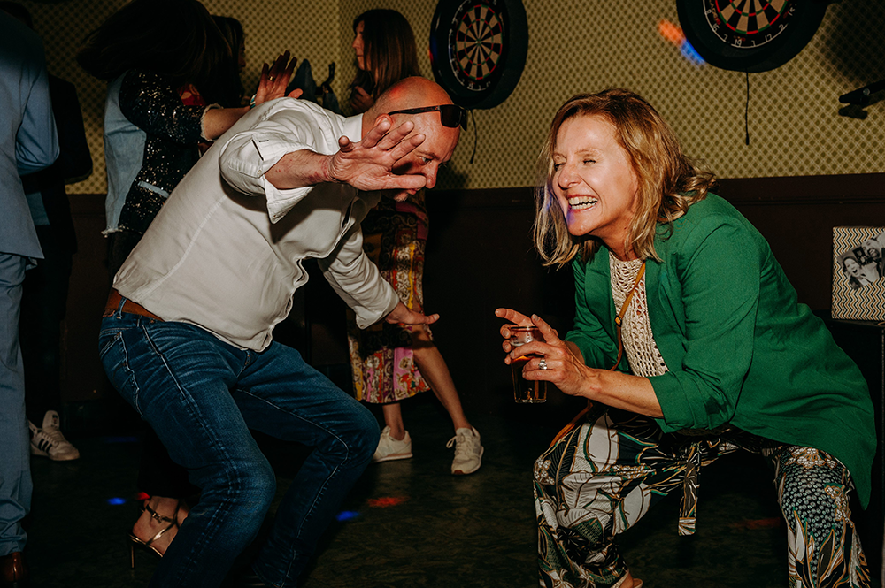 duo danst tijdens een huwelijksfeest-huwelijksfotografie-trouwreportage-byFotografils-IlseWagemakers-Fotograaf gevestigd in Essen