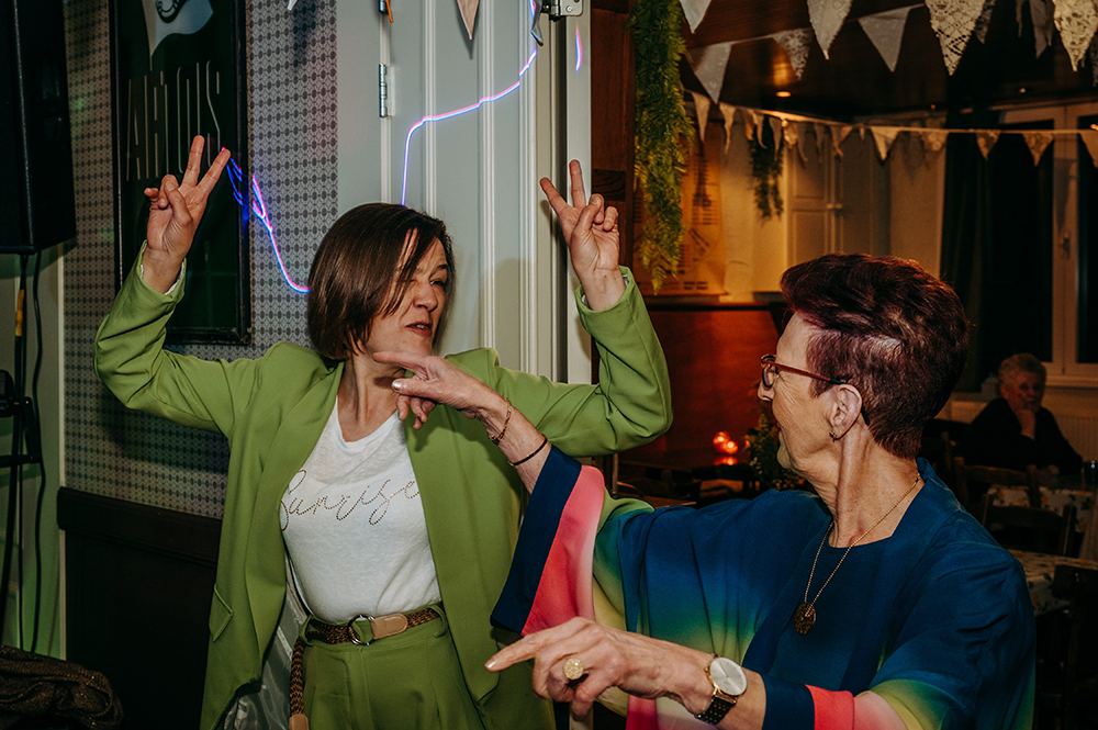 duo danst tijdens een huwelijksfeest-huwelijksfotografie-trouwreportage-byFotografils-IlseWagemakers-Fotograaf gevestigd in Essen