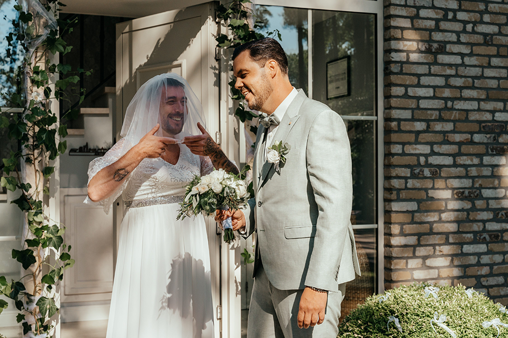 getuige van de bruidegom verkleedde zich als bruid en verraste zo de bruidegom die zijn aanstaande verwachtte-huwelijksfotografie-trouwreportage-byFotografils-IlseWagemakers-Fotograaf gevestigd in Essen