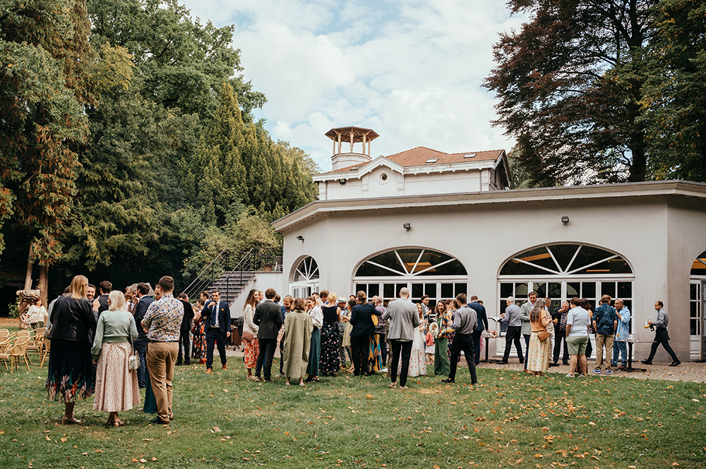 sfeerfoto van de feestlocatie outdoor-huwelijksfotografie-trouwreportage-byFotografils-IlseWagemakers-Fotograaf gevestigd in Essen