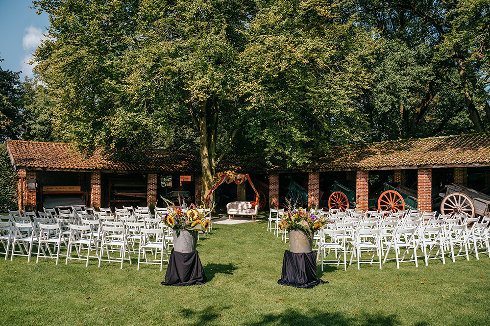 sfeerbeeld van de ceremoniesetting-huwelijksfotografie-trouwreportage-byFotografils-IlseWagemakers-Fotograaf gevestigd in Essen