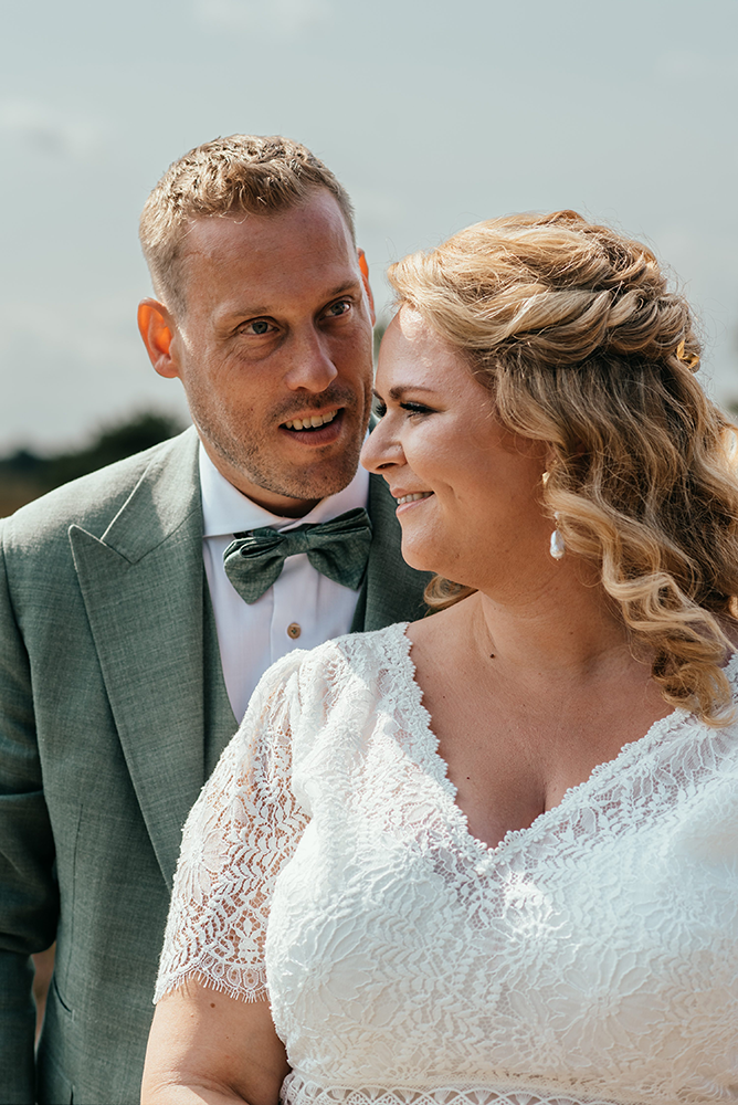 close-up foto van een bruidspaar-huwelijksfotografie-trouwreportage-byFotografils-IlseWagemakers-Fotograaf gevestigd in Essen