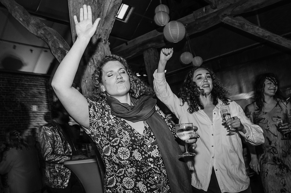 duo aan het dansen op een huwelijksfeest-huwelijksfotografie-trouwreportage-byFotografils-IlseWagemakers-Fotograaf gevestigd in Essen