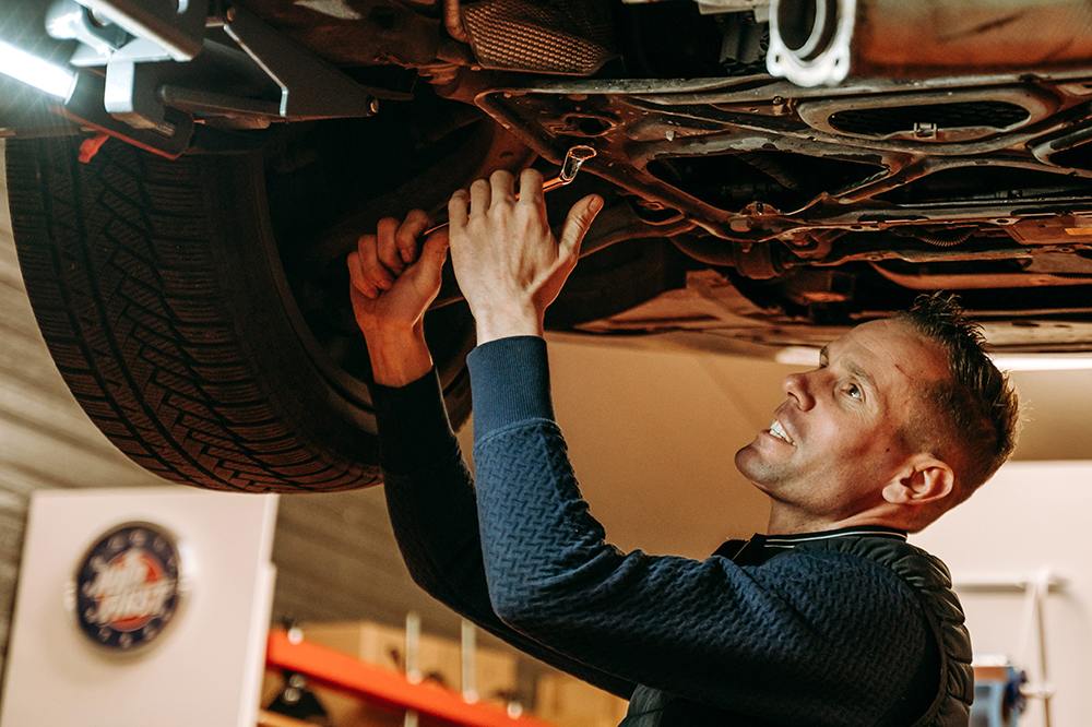 portret van sleutelende garagist Guy Van Geel, gefotografeerd in de werkplaats van Garage Van Geel te Wuustwezel door Fotografils - Ilse Wagemakers