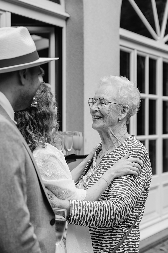 grootmoeder wenst de bruid proficiat-huwelijksfotografie-trouwreportage-byFotografils-IlseWagemakers-Fotograaf gevestigd in Essen
