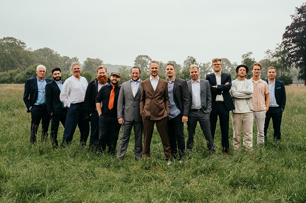bruidegom poseert met de mannen uit de suite-huwelijksfotografie-trouwreportage-byFotografils-IlseWagemakers-Fotograaf gevestigd in Essen