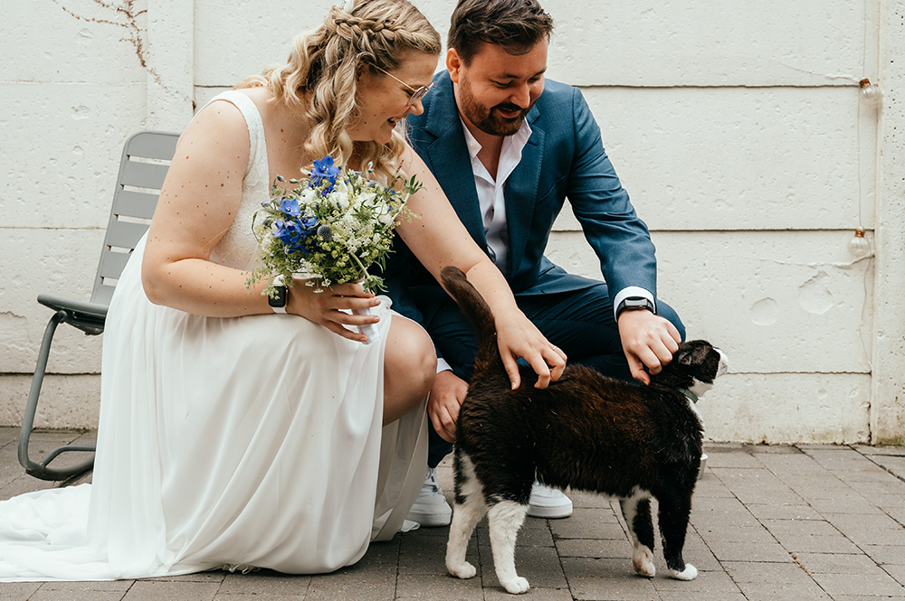 bruid en bruidegom aaien hun kat-huwelijksfotografie-trouwreportage-byFotografils-IlseWagemakers-Fotograaf gevestigd in Essen