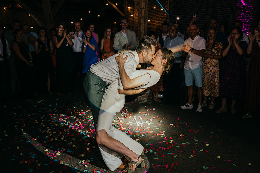 bruidspaar tijdens de openingsdans-huwelijksfotografie-trouwreportage-byFotografils-IlseWagemakers-Fotograaf gevestigd in Essen