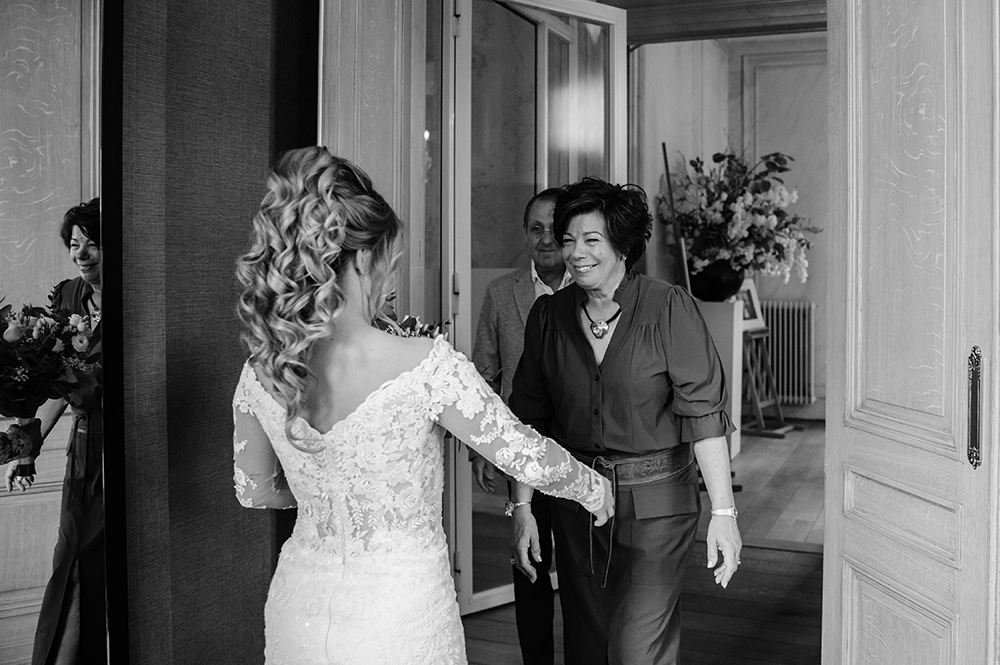 bruid vliegt haar trotse mama in de armen-huwelijksfotografie-trouwreportage-byFotografils-IlseWagemakers-Fotograaf gevestigd in Essen