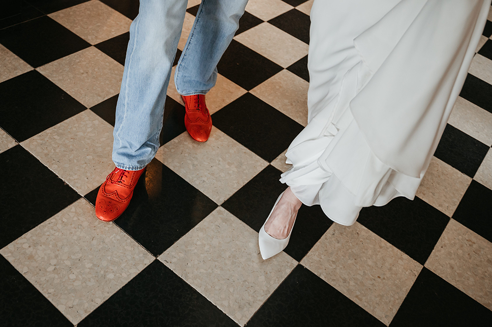 detail van de schoenen van het bruidspaar-huwelijksfotografie-trouwreportage-byFotografils-IlseWagemakers-Fotograaf gevestigd in Essen