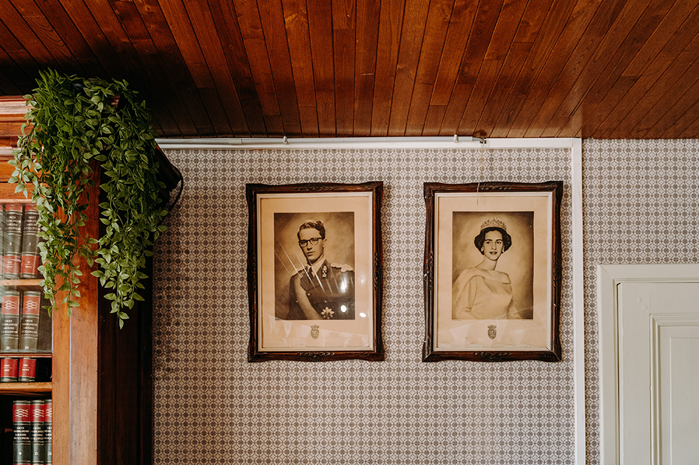 sfeerfoto van twee oude koninklijke portretten van koning Boudewijn en koningin Fabiola-huwelijksfotografie-trouwreportage-byFotografils-IlseWagemakers-Fotograaf gevestigd in Essen