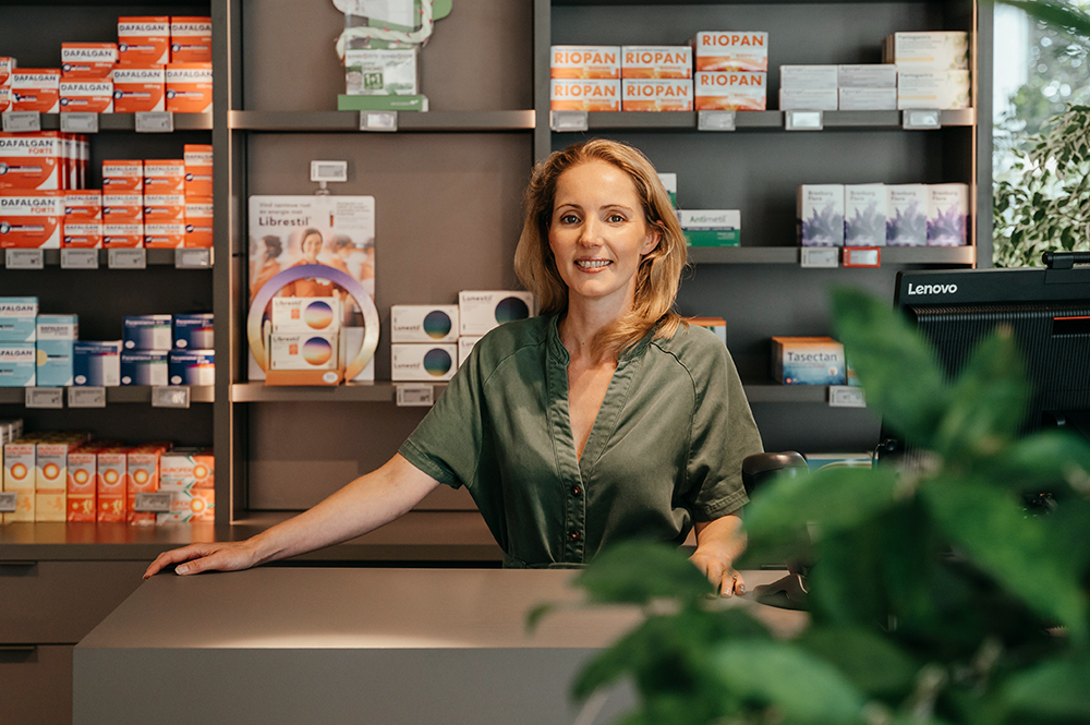 portret van apothekeres Eveline Box, gefotografeerd in Apotheek Wildert door Fotografils - Ilse Wagemakers, te Essen